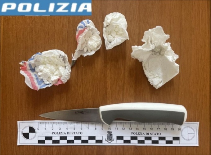 Cocaina nel furgone e coltello nascosto: arrestato 50enne a Lodi