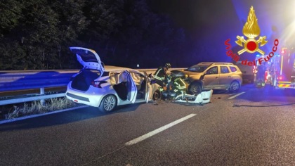 Frontale nella notte lungo la provinciale: feriti i due conducenti