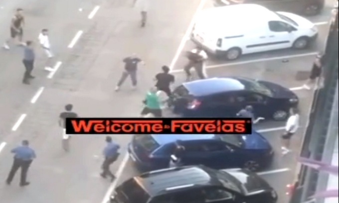 Un momento della rissa avvenuta a Melegnano in viale Lombardia