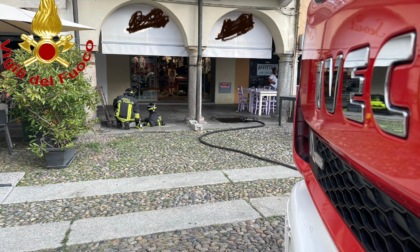 Incendio a Lodi: Vigili del Fuoco in azione in piazza della Vittoria