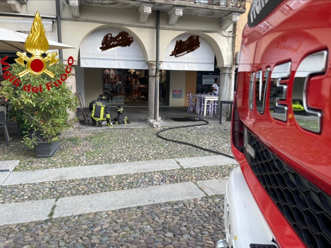 Incendio a Lodi: Vigili del Fuoco in azione in piazza della Vittoria