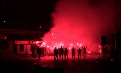 Scontro tra tifosi rivali sulla A1, notte di tensione all’autogrill di Somaglia