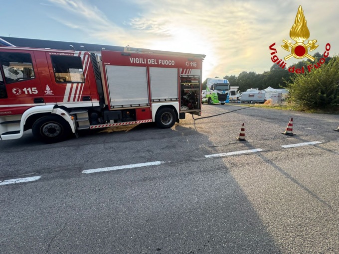 Camion perde gas naturale liquefatto (GNL), interviene il nucleo NBCR dei Vigili del Fuoco
