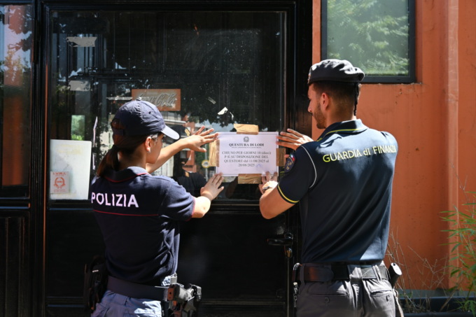Fumano hashish nel dehors: licenza sospesa per 10 giorni