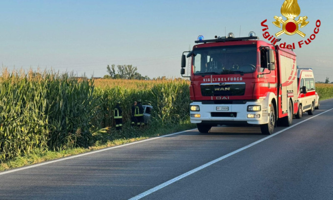 Esce di strada e finisce con l’auto in un campo, 23enne ferito a Lodi