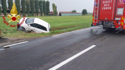 Auto fuori strada a Casalmaiocco: 71enne finisce nel fossato