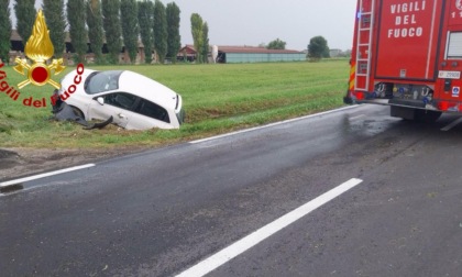 Auto fuori strada a Casalmaiocco: 71enne finisce nel fossato