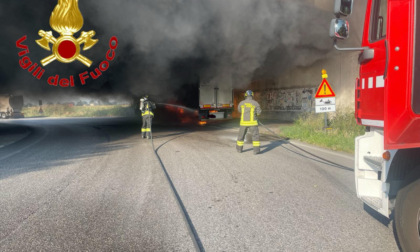Incendio a Lodi, camion prende fuoco sotto un cavalcavia verso l'autostrada