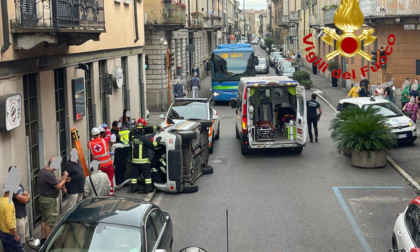 Incidente vicino al centro di Lodi, conducente 52enne si scontra con un'altra auto e si ribalta