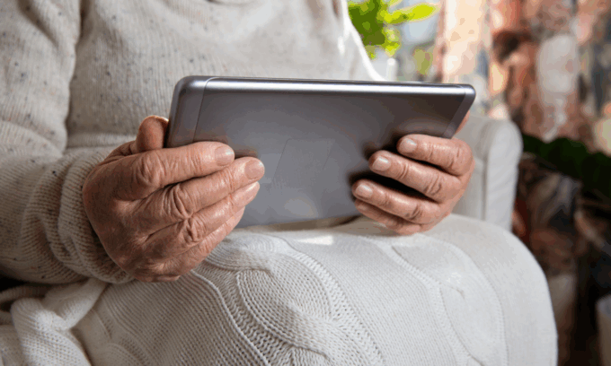 Connessioni che curano: tablet agli anziani fragili con il progetto S.I.L.V.E.R.
