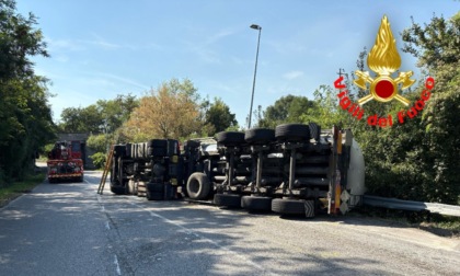 Cisterna contenente 35mila litri di sostanza chimica si ribalta a Lodi: strada chiusa