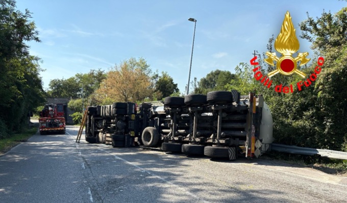 Cisterna contenente 35mila litri di sostanza chimica si ribalta a Lodi: strada chiusa