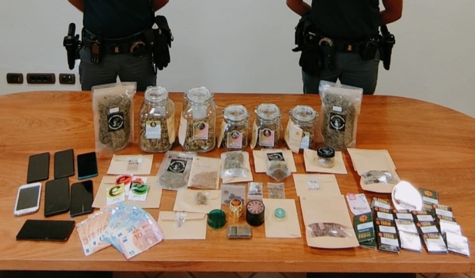 Laboratorio per la produzione di droga nascosto in casa: arrestato 25enne a Lodi