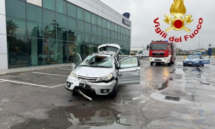 Perde il controllo dell'auto sbanda e finisce nel parcheggio di una concessionaria