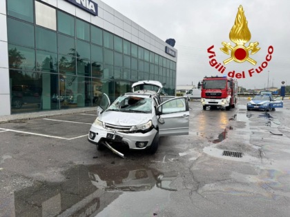 Perde il controllo dell’auto sbanda e finisce nel parcheggio di una concessionaria