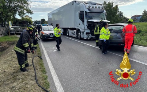 Scontro tra un mezzo pesante e un’auto: perde la vita una 68enne