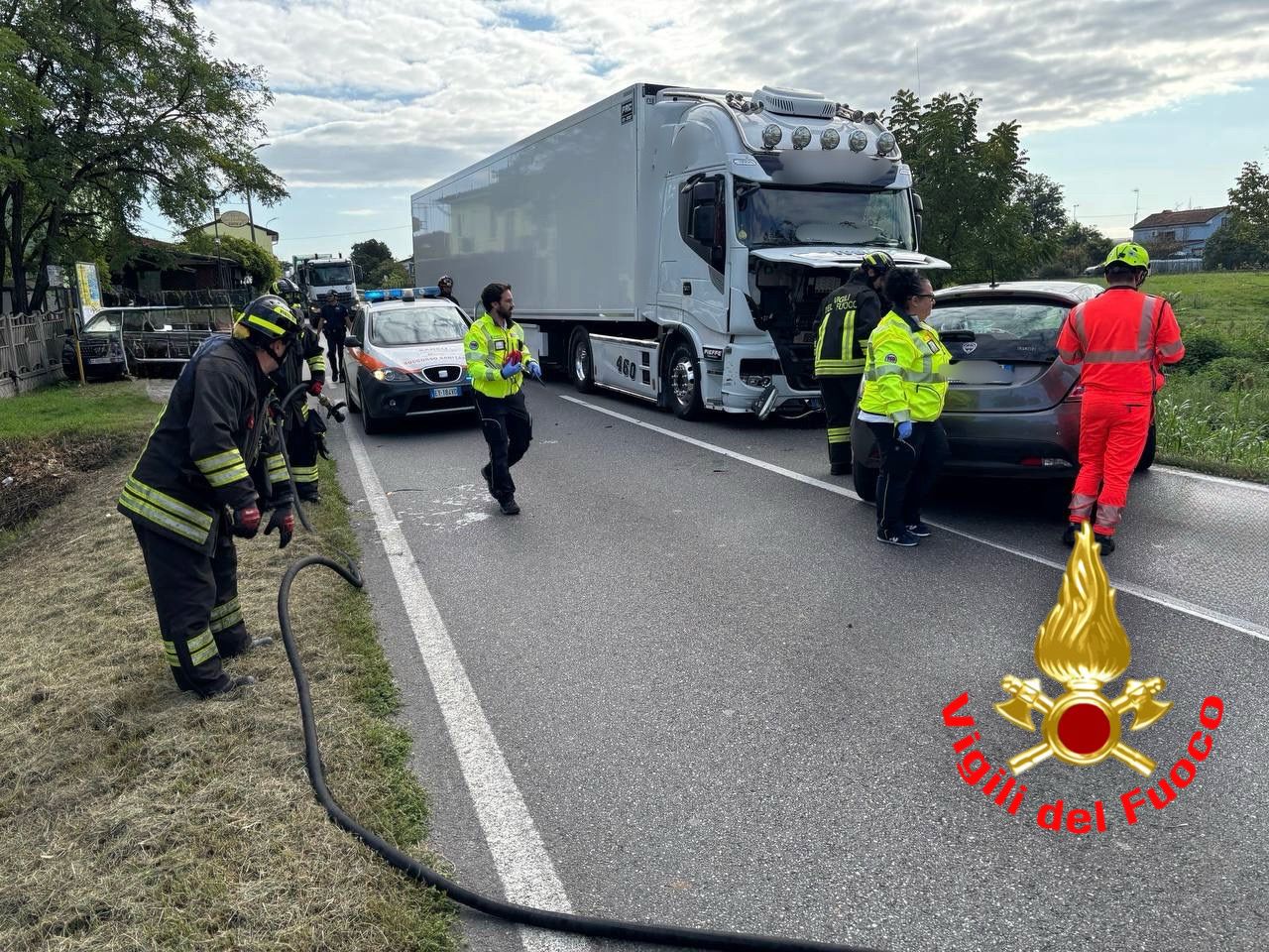 Scontro tra un mezzo pesante e un’auto: perde la vita una 68enne