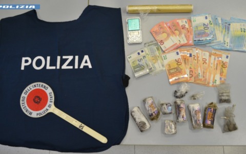 All’interno della tigre di peluche oltre mezzo chilo di hashish destinata allo spaccio
