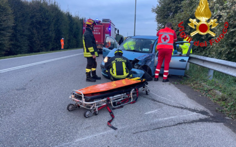 Esce dal distributore a Ossago e si schianta, 52enne portata via in eliambulanza
