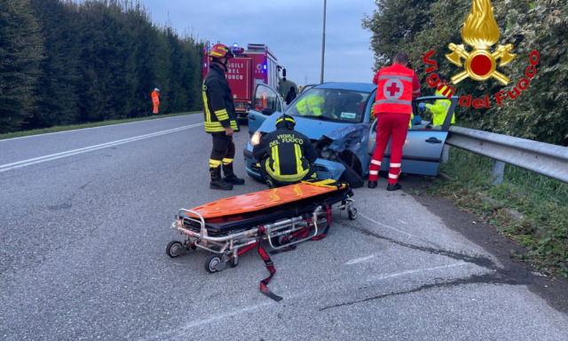 Esce dal distributore a Ossago e si schianta, 52enne portata via in eliambulanza