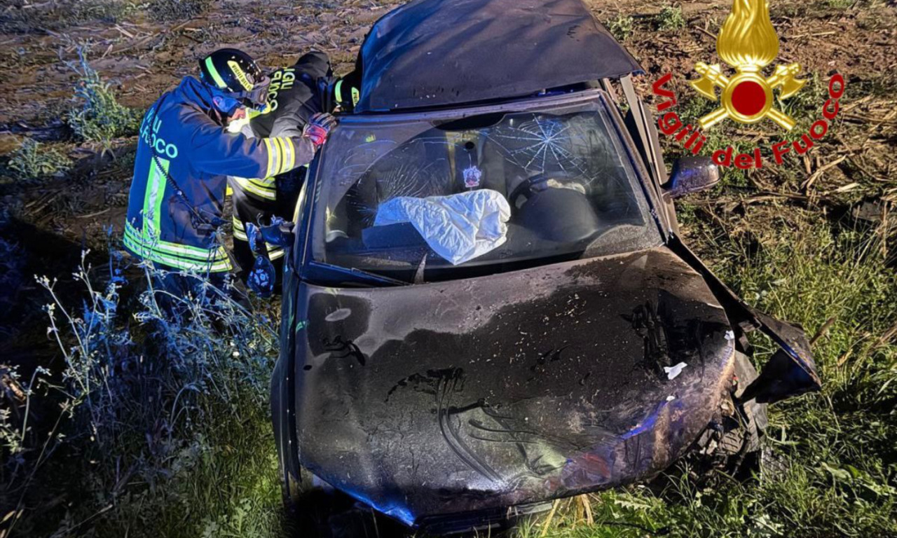 Esce di strada con l’auto e finisce in un campo, 26enne trasportata in ospedale