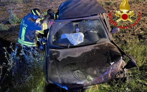 Esce di strada con l’auto e finisce in un campo, 26enne trasportata in ospedale