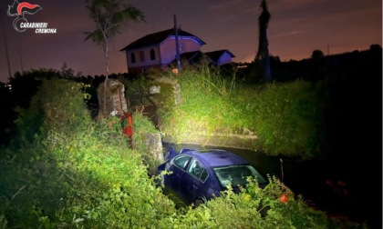 Alla guida con tasso tre volte oltre i limiti finisce in un canale pieno d’acqua, guai per 29enne lodigiano
