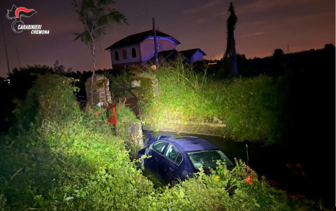 Alla guida con tasso tre volte oltre i limiti finisce in un canale pieno d’acqua, guai per 29enne lodigiano