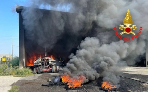 Incendio alla Cascina Traversi: danni a mezzi agricoli e pannelli fotovoltaici