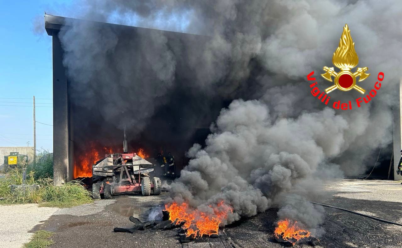 Incendio alla Cascina Traversi: danni a mezzi agricoli e pannelli fotovoltaici