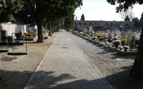 Ladri al cimitero di Lodi, rubati il furgoncino per la manutenzione e la bici del custode