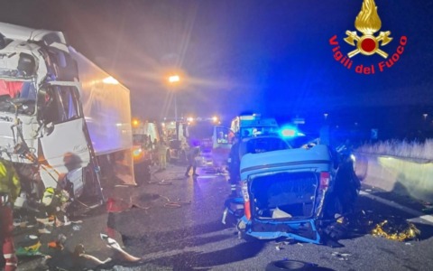 Schianto nella notte sulla A1 tra due mezzi pesanti e una vettura, muore ragazza 21enne