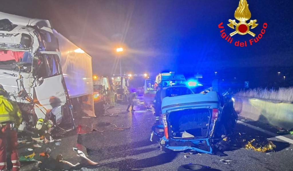 Schianto nella notte sulla A1 tra due mezzi pesanti e una vettura, muore ragazza 21enne