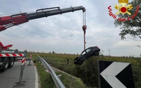 Auto esce di strada e finisce in un fossato: quattro feriti, tra cui due minorenni