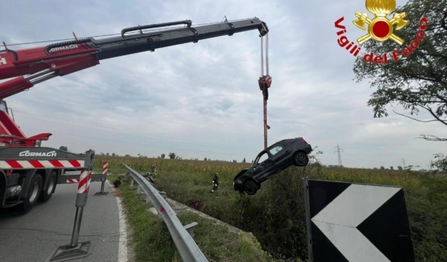 Auto esce di strada e finisce in un fossato: quattro feriti, tra cui due minorenni