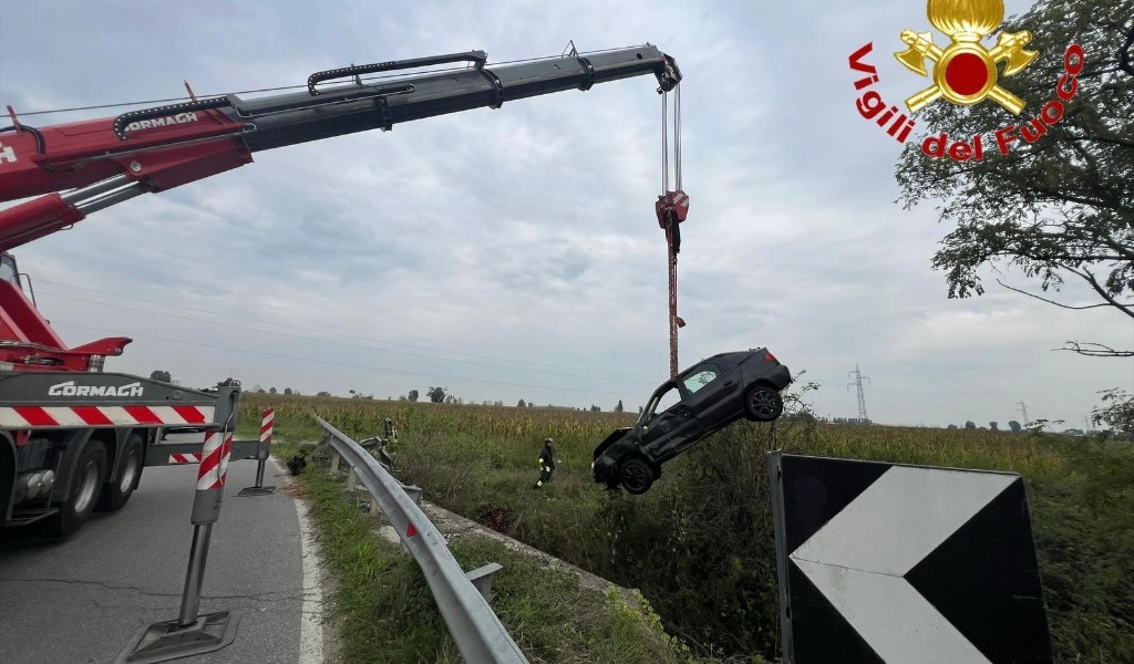 Auto esce di strada e finisce in un fossato: quattro feriti, tra cui due minorenni