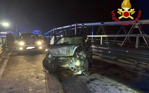 Scontro tra tre auto a Castiraga Vidardo, feriti quattro 20enni e un 40enne