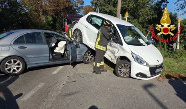 Schianto fra due auto a Casalpusterlengo: tre feriti, tra cui una bambina di 11 anni