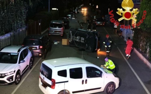 Auto urta tre vetture parcheggiate poi si ribalta, 65enne incastrato nell’abitacolo