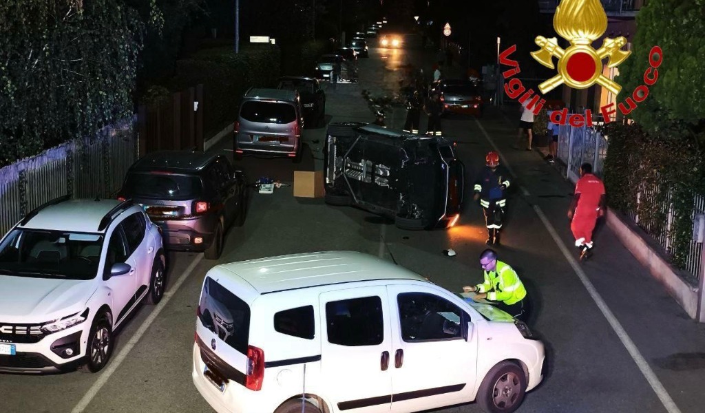 Auto urta tre vetture parcheggiate poi si ribalta, 65enne incastrato nell’abitacolo