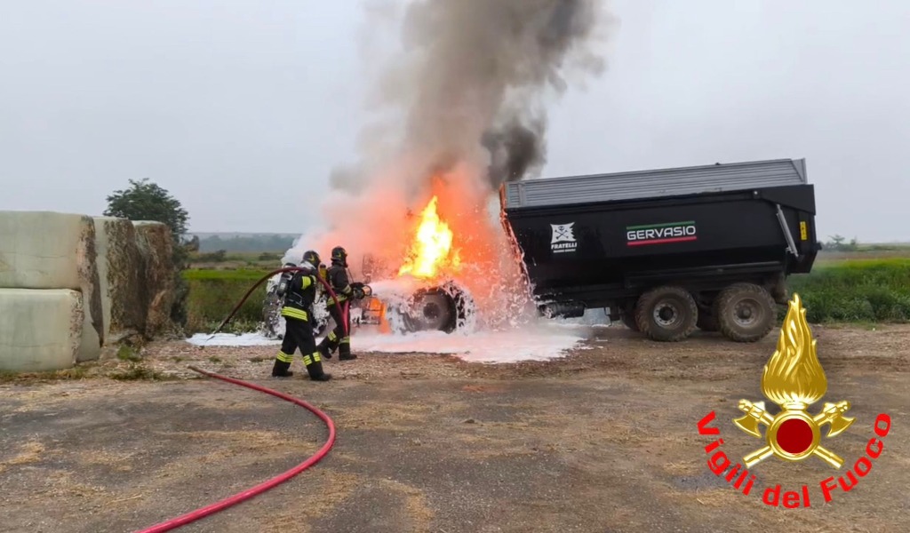 Trattore in fiamme a San Martino in Strada: intervengono i vigili del Fuoco
