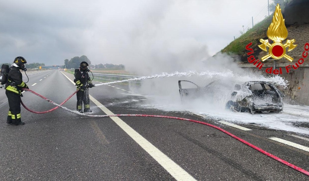 Auto a fuoco sulla A1 a Somaglia: mezzo completamente distrutto dalle fiamme