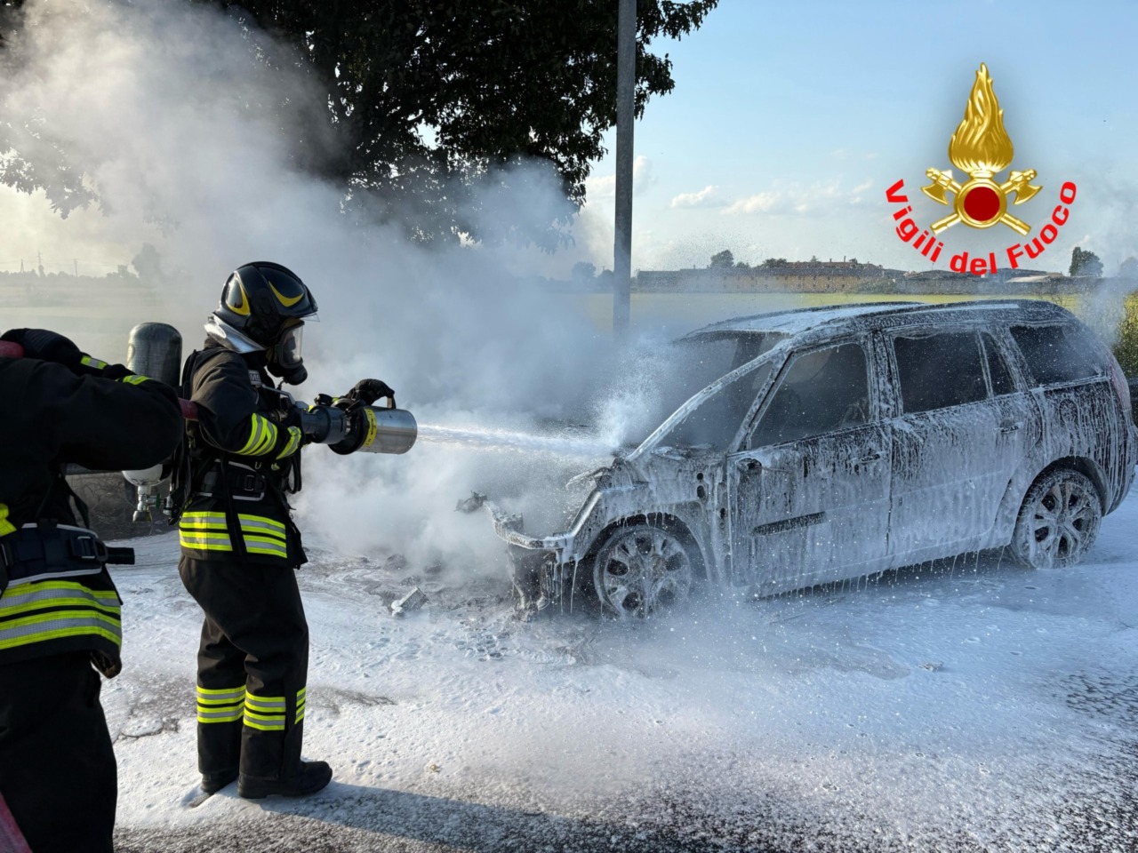 Auto in fiamme sulla Statale 235, intervengono i Vigili del Fuoco di Lodi
