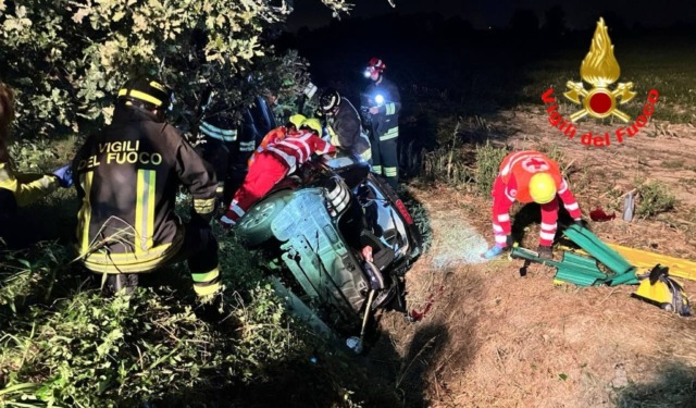 Schianto nella notte a Codogno, 27enne finisce fuori strada