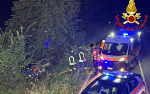 Incidente nella notte a Pieve Fissiraga, auto esce di strada e finisce in un fosso: ferita 28enne