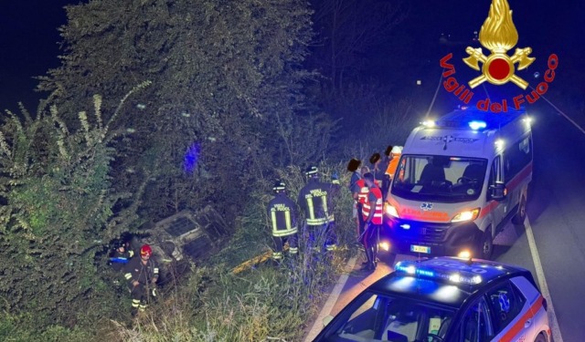Incidente nella notte a Pieve Fissiraga, auto esce di strada e finisce in un fosso: ferita 28enne