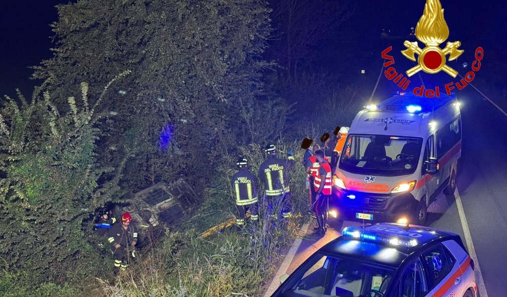 Incidente nella notte a Pieve Fissiraga, auto esce di strada e finisce in un fosso: ferita 28enne