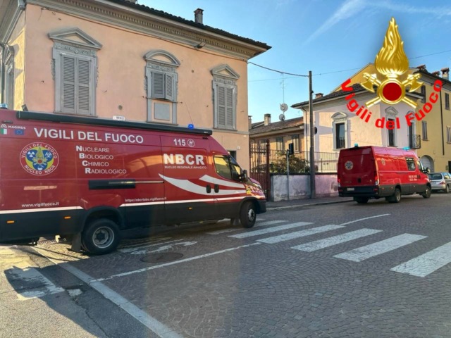 I mezzi dei vigili del fuoco impegnati negli accertamenti a San Colombano al Lambro