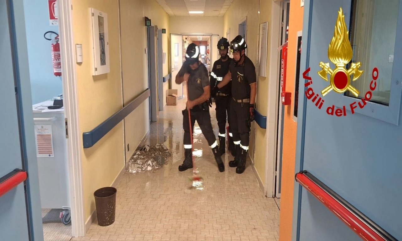 Si rompe un tubo dell’aria condizionata dell’ospedale: l’acqua arriva in cinque piani