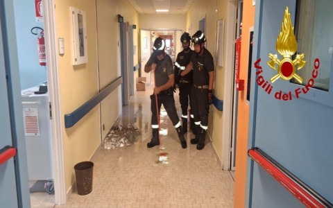 Si rompe un tubo dell’aria condizionata dell’ospedale: l’acqua arriva in cinque piani